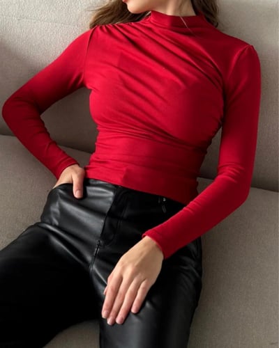 بلوزة نسائية أنيقة بثنيات وأكمام طويلة - أحمر