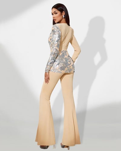 جمبسوت فاخر بلون بيج مع تطريز فضي لامع وأكمام طويل...