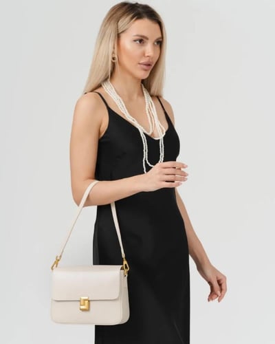 حقيبة كروس جلدية بيج فاتح بتصميم كلاسيكي وقفل ذهبي