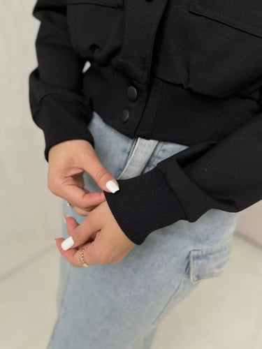 جاكيت نسائي بأكمام طويلة وأزرار وجيوب أمامية