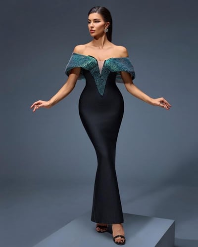 فستان سهرة أسود طويل بتطريز زمردي وأكتاف مكشوفة -...