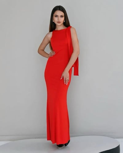 فستان سهرة أحمر أنيق بكتف واحد وربطة جانبية