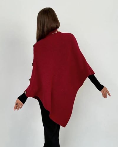 سترة نسائية بأزرار جانبية واطراف غير متماثلة