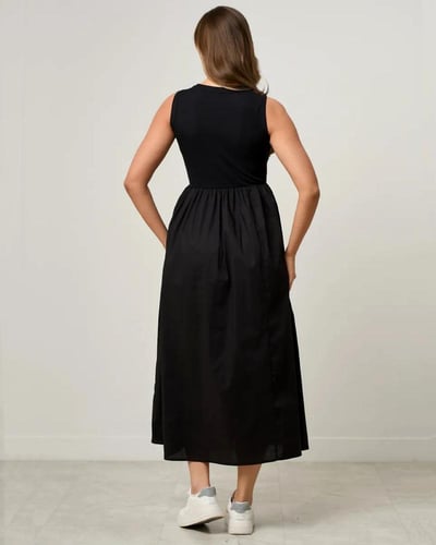 فستان كاجوال أسود بلا أكمام بقصة ميدي واسعة