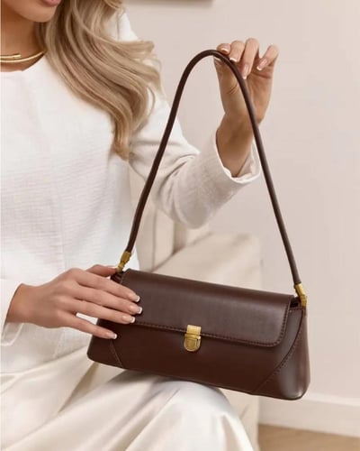 شنطة كتف جلد باللون البني الداكن بتفاصيل ذهبية أني...