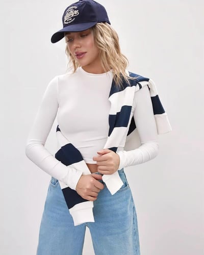 بلوزة بيضاء طويلة الأكمام بقصة كروب أنيقة وعصرية