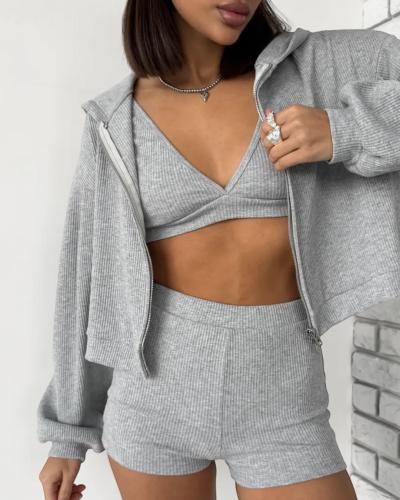 طقم ثلاث قطع مكون من قميص داخلي بدون أكمام وشورت و...