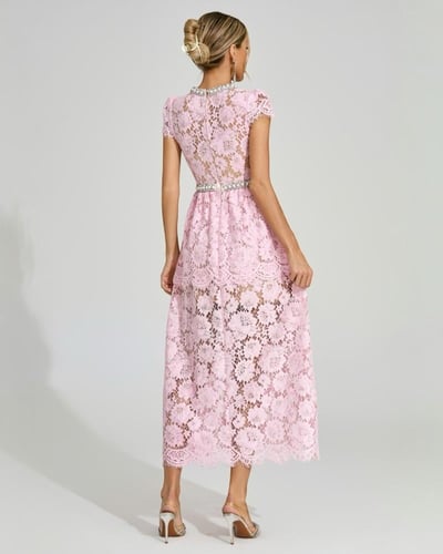 فستان دانتيل وردي ميدي مطرز وبياقة دائرية