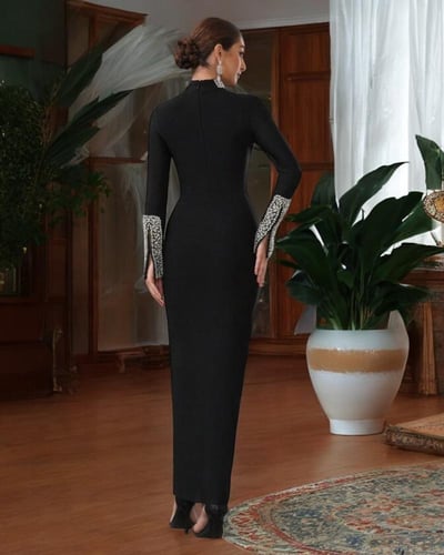 فستان سهرة بأكمام طويلة ورقبة مطرزة