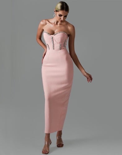 فستان سهرة مطرز مكشوف الكتف