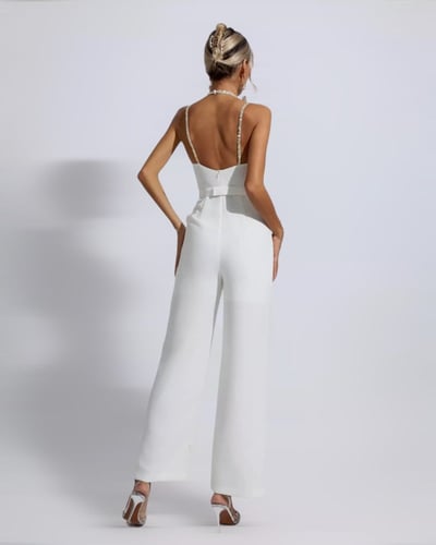 جمبسوت مطرز بفتحة صدر عميقة