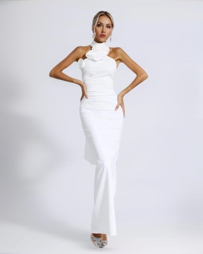 فستان سهرة طويل بياقة موردة