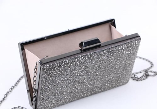 كلاتش بيتيت كادو مرصع بكريستال ولؤلؤ