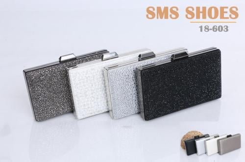 كلاتش بيتيت كادو مرصع بكريستال ولؤلؤ