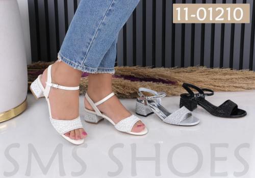 صندل نسائي مزخرف من حجر لؤلؤ