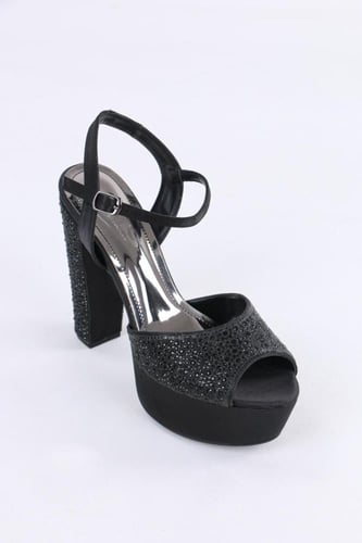 صندل نسائي مرصع كرستال ولؤلؤ