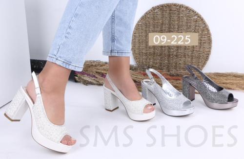 نسائي مزخرف في حجر لؤلؤ