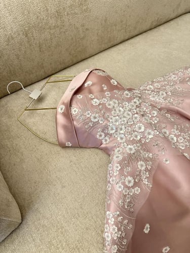 فستان سهرة وردي مطرز يدوي - فخامة الميكادو والشك ا...