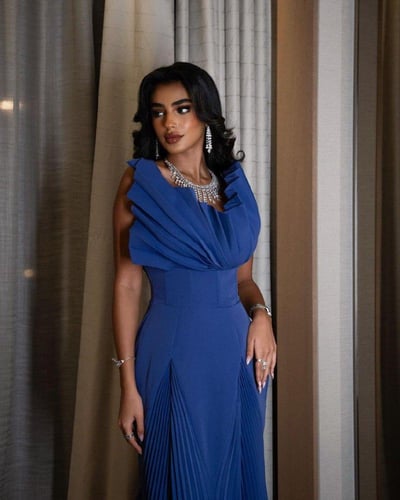 فستان سهرة بترولي ناعم بكسرات انسيابية