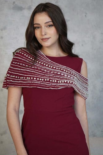 فستان سهرة كريب ماكسي ضيق بتطريز كريستالي وفتحة أم...