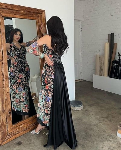 فستان سهرة أسود بتطريز ملون وذيل ساتان