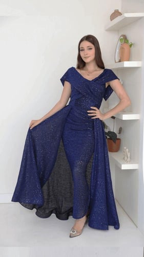 فستان سهرة كحلي لامع بتطريز ريش وقصة الكتف البارد