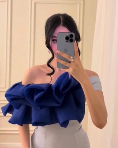 فستان سهرة بلونين وتصميم الأورجانزا المكثف