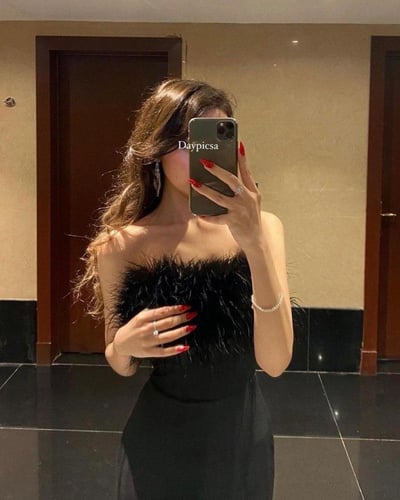 فستان سهرة أسود بتفاصيل ريش درامية