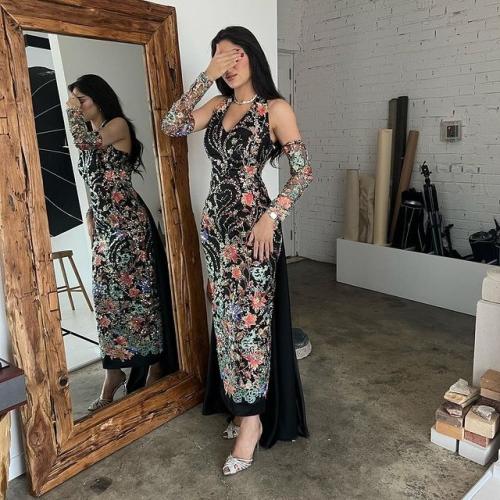 فستان سهرة أسود بتطريز ملون وذيل ساتان