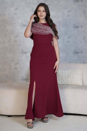 فستان سهرة كريب ماكسي ضيق بتطريز كريستالي وفتحة أم...