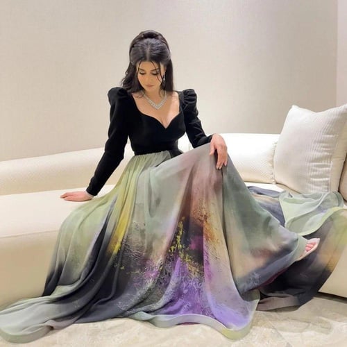 فستان اسود على شيفون رسم