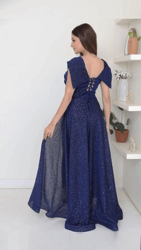 فستان سهرة كحلي لامع بتطريز ريش وقصة الكتف البارد