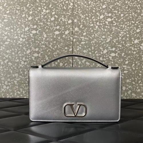 VLOGO SIGNATURE GRAINY METALLIC WALLET WITH CHAIN