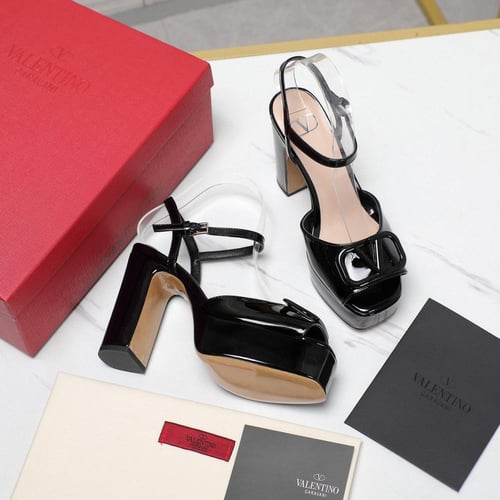 VLOGO SIGNATURE PLATFORM SANDAL IN PATENT LEATHER...