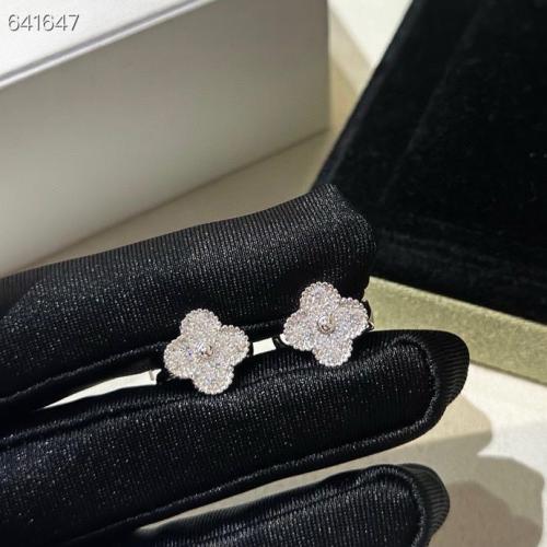 Magic Alhambra earrings