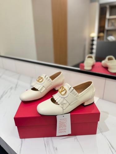 VLogo Signature fringed leather flats
