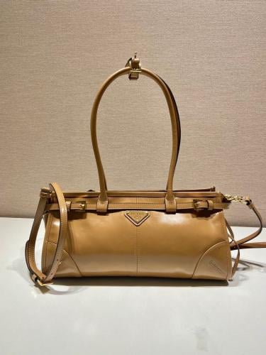 Medium leather handbag
