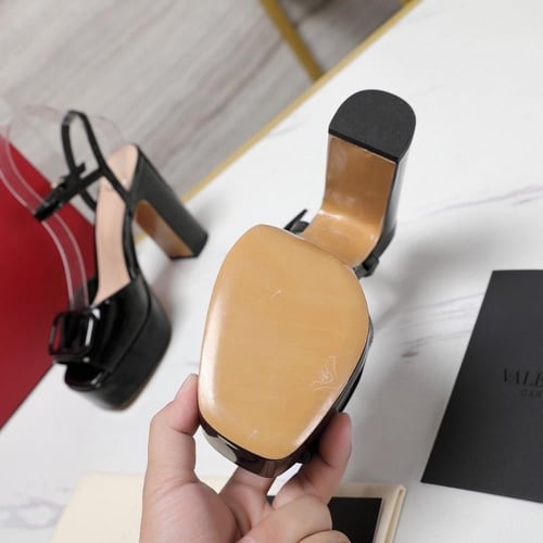 VLOGO SIGNATURE PLATFORM SANDAL IN PATENT LEATHER...