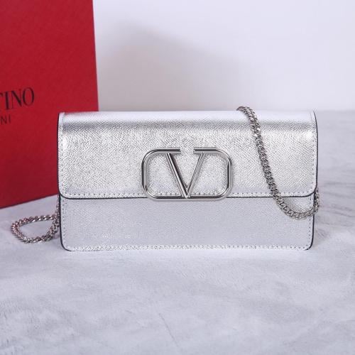 VLOGO SIGNATURE METALLIC GRAINY CALFSKIN WALLET WI...