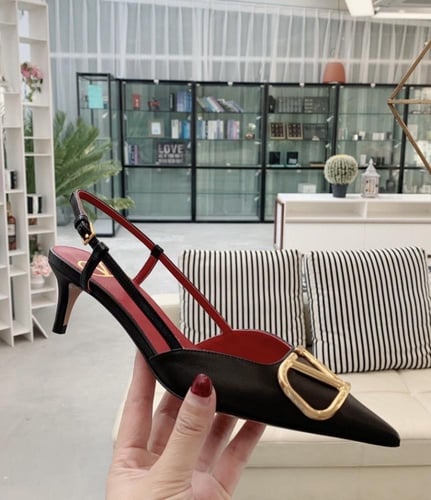 VLOGO SIGNATURE CALFSKIN SLINGBACK PUMP