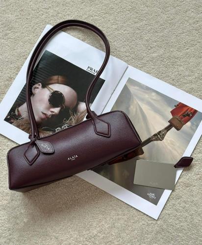 ALAÏA LE TECKEL SMALL BAG IN GOATSKIN