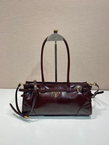 Medium leather handbag