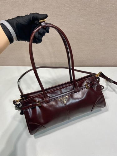 Medium leather handbag
