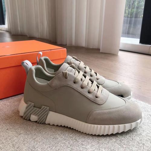 Bouncing Sneaker