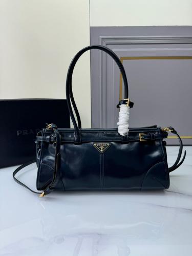 Medium leather handbag