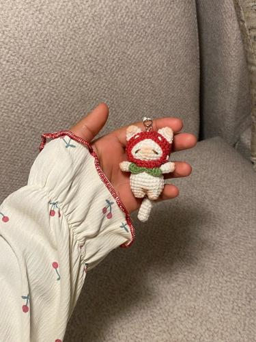 ميدالية قطة بقبعة فراوله