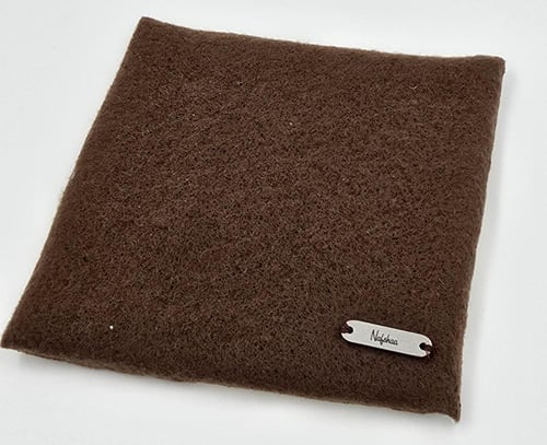 قاعدة كوب بتصميم امرأة بلبس تقليدي