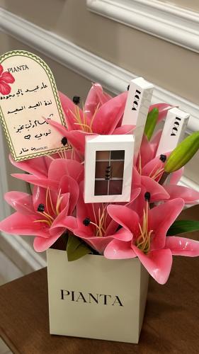 ورد صناعي مع ثلاث من منتجات لوكا