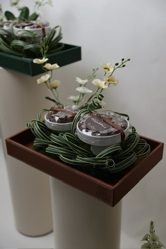 صينية جلد مع تشوكليت بحشوات مختلفه وتنسيق