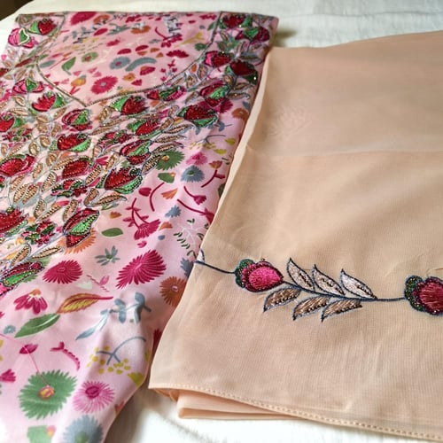 مخور مع طرحه وردي